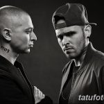 Фото двух мужчин с татуировками, смотрящих друг на друга. Напряженная атмосфера, контрастное освещение, реалистичные портреты.