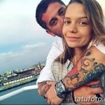 Фото пары в объятиях, мужчина с татуировкой на руке. Видны детали татуировки на предплечье.