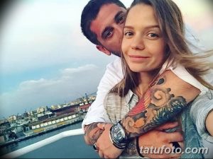 Фото пары в объятиях, мужчина с татуировкой на руке. Видны детали татуировки на предплечье.
