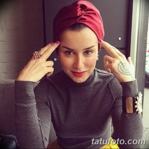 Фото тату на запястье девушки в красном тюрбане. Черно-белый рисунок татуировки в минималистичном стиле. Идеи для эскизов.