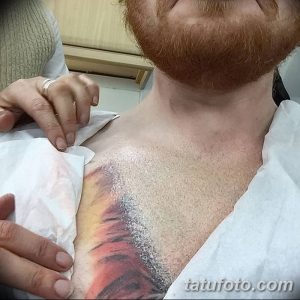 Фото тату на груди мужчины, эскиз татуировки, начало работы, красный цвет, контур, мастер тату.