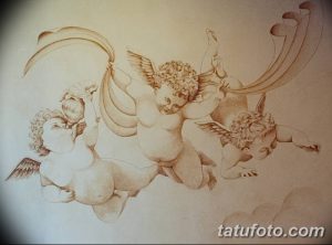Старинный эскиз татуировки с изображением трех летающих ангелов в винтажном стиле, выполненный в сепийных тонах.