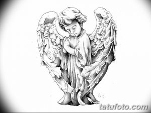 Черно-белый эскиз татуировки с изображением ангела, склонившего голову в молитве, с большими, детализированными крыльями.