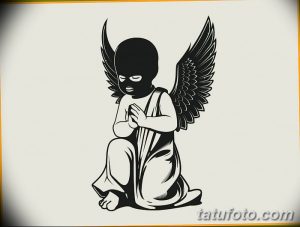 Черно-белое фото тату с изображением ангела в маске, сидящего в позе молитвы с распростертыми крыльями. Стильный и загадочный рисунок.