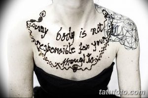 Фото тату с надписью 'My body is not responsible for your thoughts' на груди. Смелый и провокационный рисунок, выполненный хной.