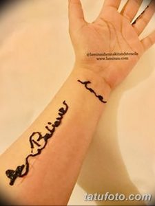Фото тату с надписью 'Believe' на предплечье, выполненное хной. Простой и мотивирующий рисунок.