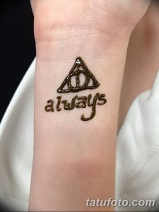 Фото тату хной на предплечье с символом Даров Смерти и надписью 'always'.