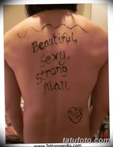 Фото тату хной на спине мужчины с надписями 'Beautiful', 'Sexy', 'Strong Man' и изображением сердца.
