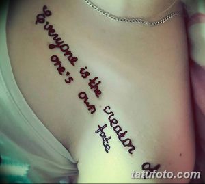 Фото тату на плече с фразой 'Everyone is the creator of fate'. Черный цвет, каллиграфический шрифт, эскиз татуировки.