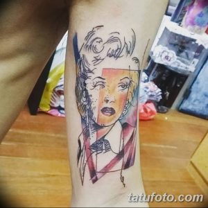 Фото тату на руке: акварельная татуировка портрета Мэрилин Монро с разводами и брызгами краски. Детализированный рисунок татуировки.