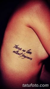 Фото тату на ключице с надписью 'There's no love without forgiveness' выполненной изящным шрифтом. Минималистичный и мотивирующий дизайн.