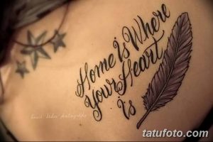 Фото тату надписи "Home is where your heart is" и пера на плече. Черно-серая татуировка с каллиграфическим шрифтом и реалистичным изображением пера. Идеально для тех, кто ценит семейные ценности.