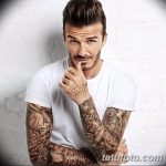 Фотография Дэвида Бекхема с татуировками на руках и надписью 'Love' на тыльной стороне ладони. Рисунки выполнены в черно-белой гамме.