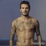 Фото тату Дэвида Бекхема, демонстрирующее обширные татуировки на груди, плечах и руках в стиле реализм и традиционный олдскул.