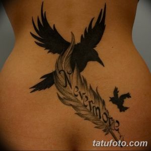 Фото тату: черный ворон с расправленными крыльями и надписью "Nevermore" на женской спине. Элегантный рисунок татуировки.
