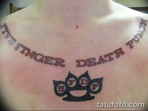 Фото тату на груди: изображение кастета с надписью 'FIVE FINGER DEATH PUNCH'. Смелый и брутальный дизайн.
