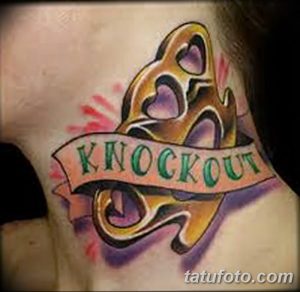 Фото тату на руке: красочный замок с надписью 'Knockout' в стиле олд скул. Яркие цвета и четкие контуры.