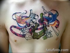 Фото абстрактной татуировки на груди, включающей в себя череп, птицу, геометрические фигуры и цветочные элементы. Рисунок выполнен в ярких, пастельных тонах.