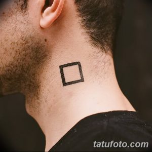Фото татуировки на шее: маленький черный квадрат. Простой и лаконичный дизайн для ценителей минимализма.
