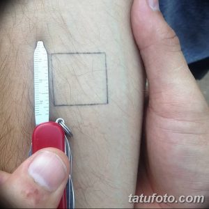 Фотография эскиза татуировки на руке: нарисованный карандашом квадрат, рядом с которым находится мультитул. Минималистичный эскиз татуировки.