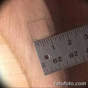 Фотография эскиза татуировки на руке: нарисованный карандашом квадрат, рядом с которым лежит линейка. Минималистичный эскиз татуировки.