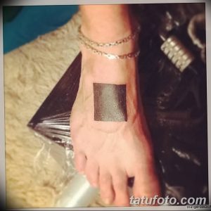 Фото тату: Простой черный квадрат на верхней части стопы. Минималистичный и стильный дизайн для любителей геометрии.
