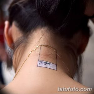 Фото тату: Изображение этикетки с надписью на затылке. Оригинальная и минималистичная татуировка.
