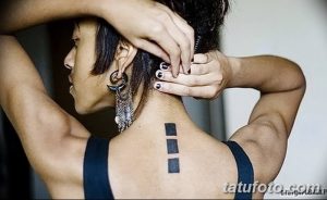 Фото минималистичной татуировки на шее. Состоит из нескольких черных квадратов, расположенных вертикально друг над другом. Простой, но стильный дизайн.