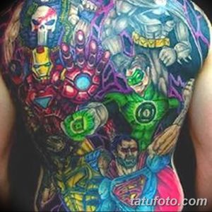 Фото тату на спине, изображающее масштабную битву супергероев Marvel и DC. Яркие цвета, динамичные позы и детализированная проработка персонажей.