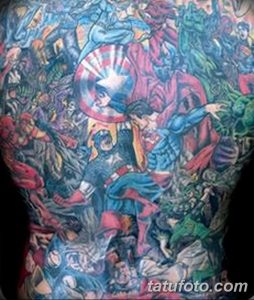 Фото тату: детализированная композиция с множеством супергероев Marvel и DC на спине, выполненная в ярких цветах.