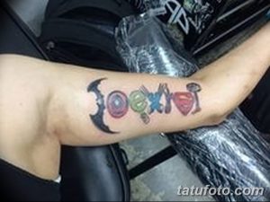 Фото татуировки на предплечье с надписью 'together' и изображением столовых приборов: вилки, ножа, ложки и тарелки. Необычный и милый рисунок.