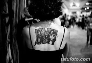 Фото татуировки на спине, изображающей сцену из фильма "300 спартанцев". Черно-белый стиль, динамичная композиция и детализированная проработка.