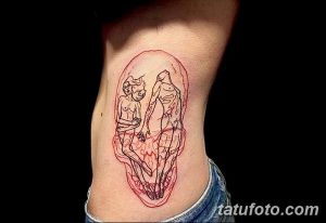 Фото тату на боку: пара влюбленных внутри контура черепа, выполненная в технике лайнарт с красными акцентами.
