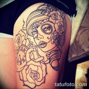 Фото эскиза татуировки девушки в стиле Sugar Skull с розами и часами на плече.