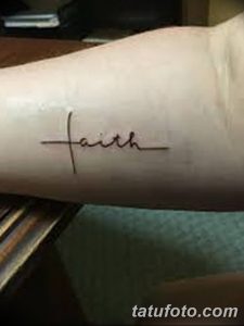Фото тату надписи 'Faith' на запястье, выполненной тонкими линиями. Простой и элегантный рисунок татуировки, символизирующий веру.