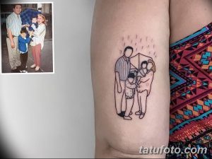 Фото тату линейного портрета семьи, стоящей под зонтом во время дождя. Эскиз татуировки выполнен в минималистичном стиле, с тонкими линиями и акцентом на эмоциональную связь.