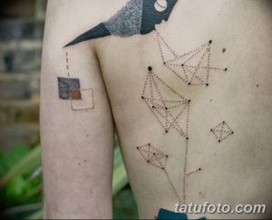 Фото тату геометрических фигур на спине, выполненное тонкими линиями. Изображение выглядит современно и стильно.