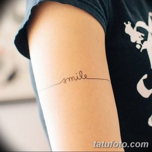 Фото тату: маленькая татуировка с надписью 'smile' на руке. Простой и позитивный рисунок татуировки.