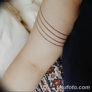 Фото тату: три тонкие, черные горизонтальные линии на запястье, минималистичный дизайн.