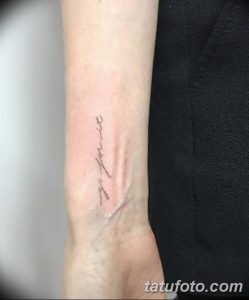 Фото тату надписи "go for it" на запястье. Черно-белый рисунок татуировки выполнен каллиграфическим шрифтом.