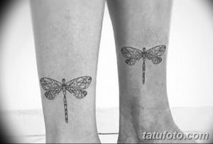 Фото тату двух симметричных стрекоз на лодыжках. Черно-белый рисунок татуировки выполнен в минималистичном стиле с четкими контурами.