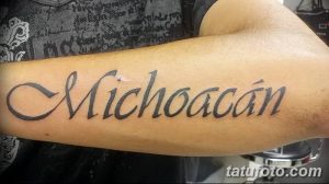 Фото татуировки с надписью "Michoacán" на предплечье. Классический шрифт и четкие линии.
