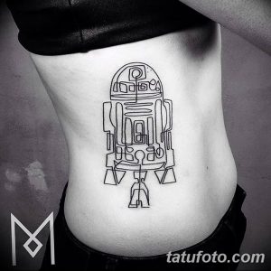 Фото тату: черно-белая татуировка на боку, изображающая робота R2-D2 из Звездных войн, выполненная в стиле лайнарт. Фанатичный рисунок татуировки.