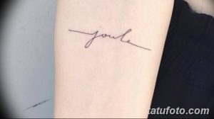 Черно-белое фото минималистичной татуировки с надписью 'joule' на запястье, выполненной тонкой линией.
