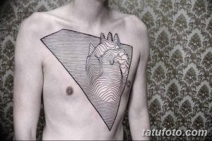 Черно-белая татуировка в виде геометрического треугольника с изображением гор, выполненная на груди мужчины. Современный и стильный дизайн.