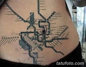 Фото татуировки на животе, изображающей схему метро. Сложный и детализированный черно-серый рисунок татуировки.