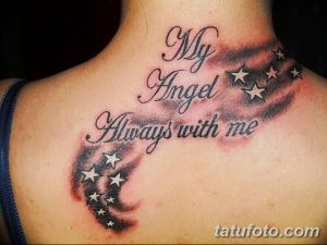 Фото тату надписи 'My Angel Always With Me' на шее, окруженной звездным небом. Черно-серые тона, реалистичные звезды, нежный дизайн.