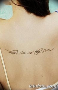 Фото татуировки с надписью 'Here comes the sun' на ключице. Изящный шрифт, выполненный черными чернилами.