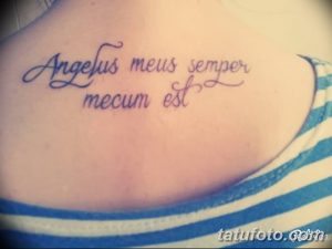 Фото татуировки надписью "Angelus meus semper mecum est" на лопатке. Простой и элегантный дизайн.
