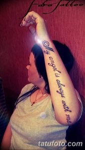 Фото татуировки надписью "My angel is always with me" на руке женщины. Изящный шрифт и нежное расположение тату.